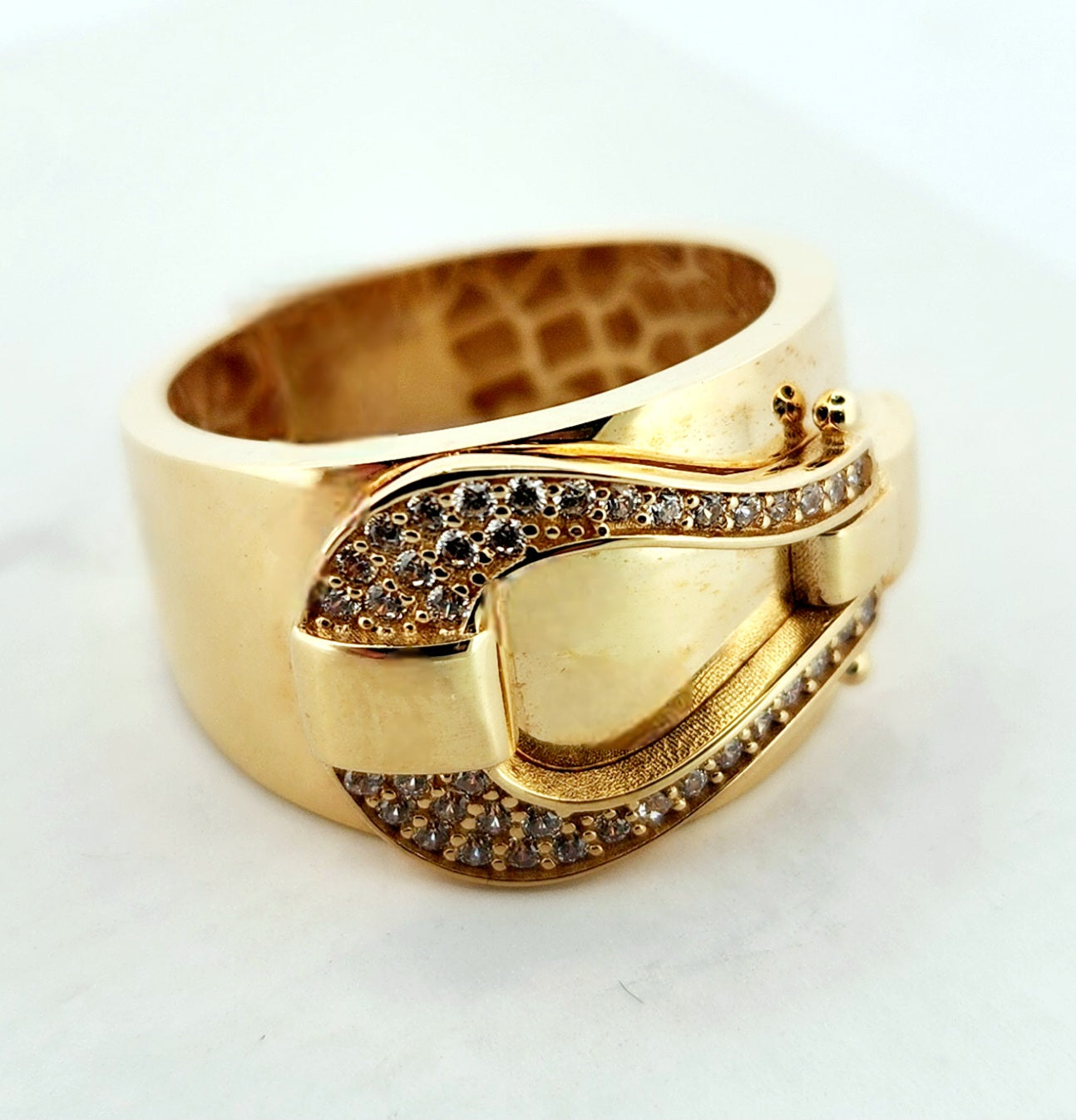 WOMAN'S 18k belt style ring/zircon stones