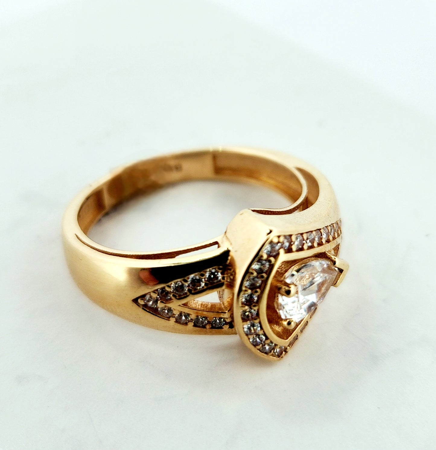 WOMAN'S 18k fashion classic desing ring/zircon stones