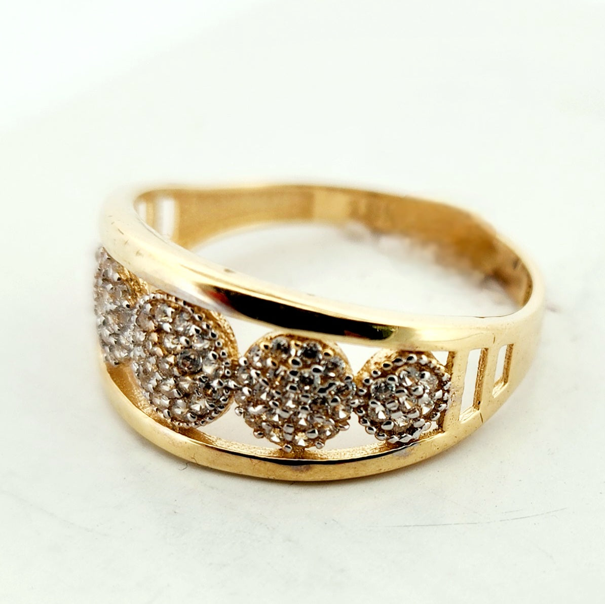 WOMAN'S 18k Circles stones boxes ring