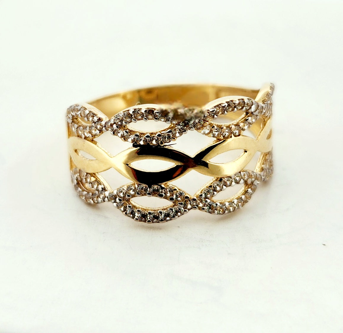 WOMAN'S 18k 3 wavy Bands/zircon stones