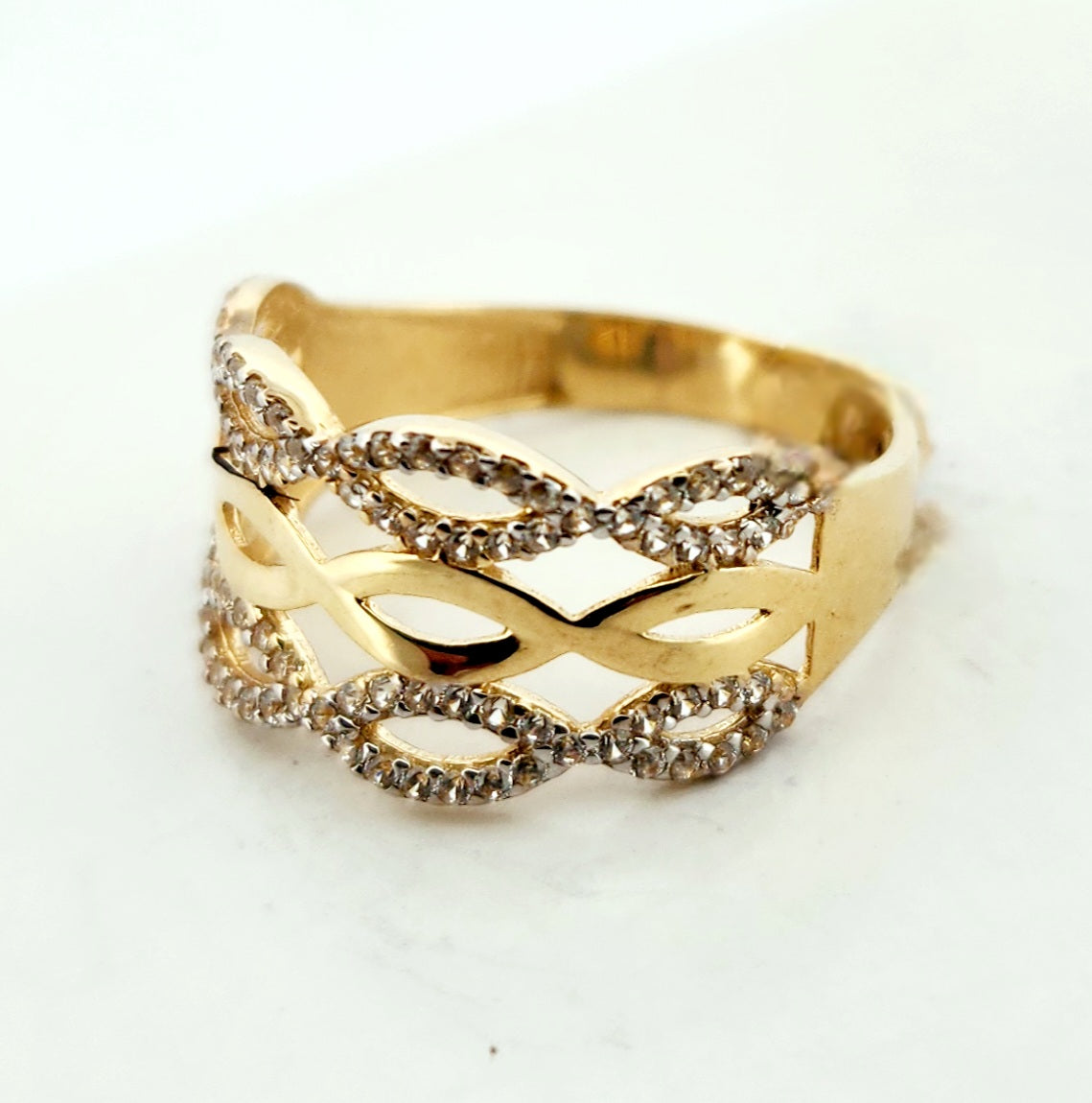 WOMAN'S 18k 3 wavy Bands/zircon stones