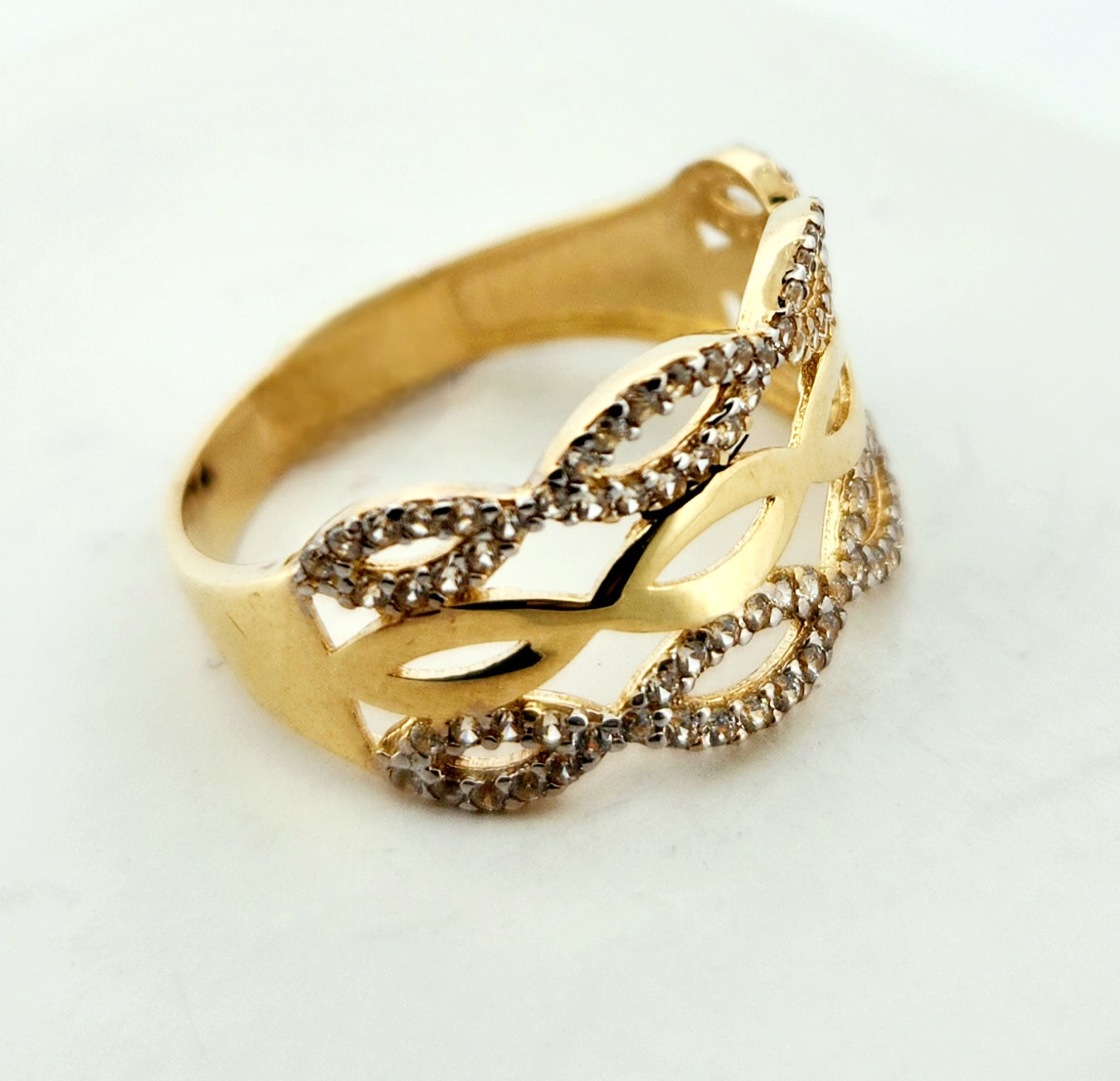 WOMAN'S 18k 3 wavy Bands/zircon stones