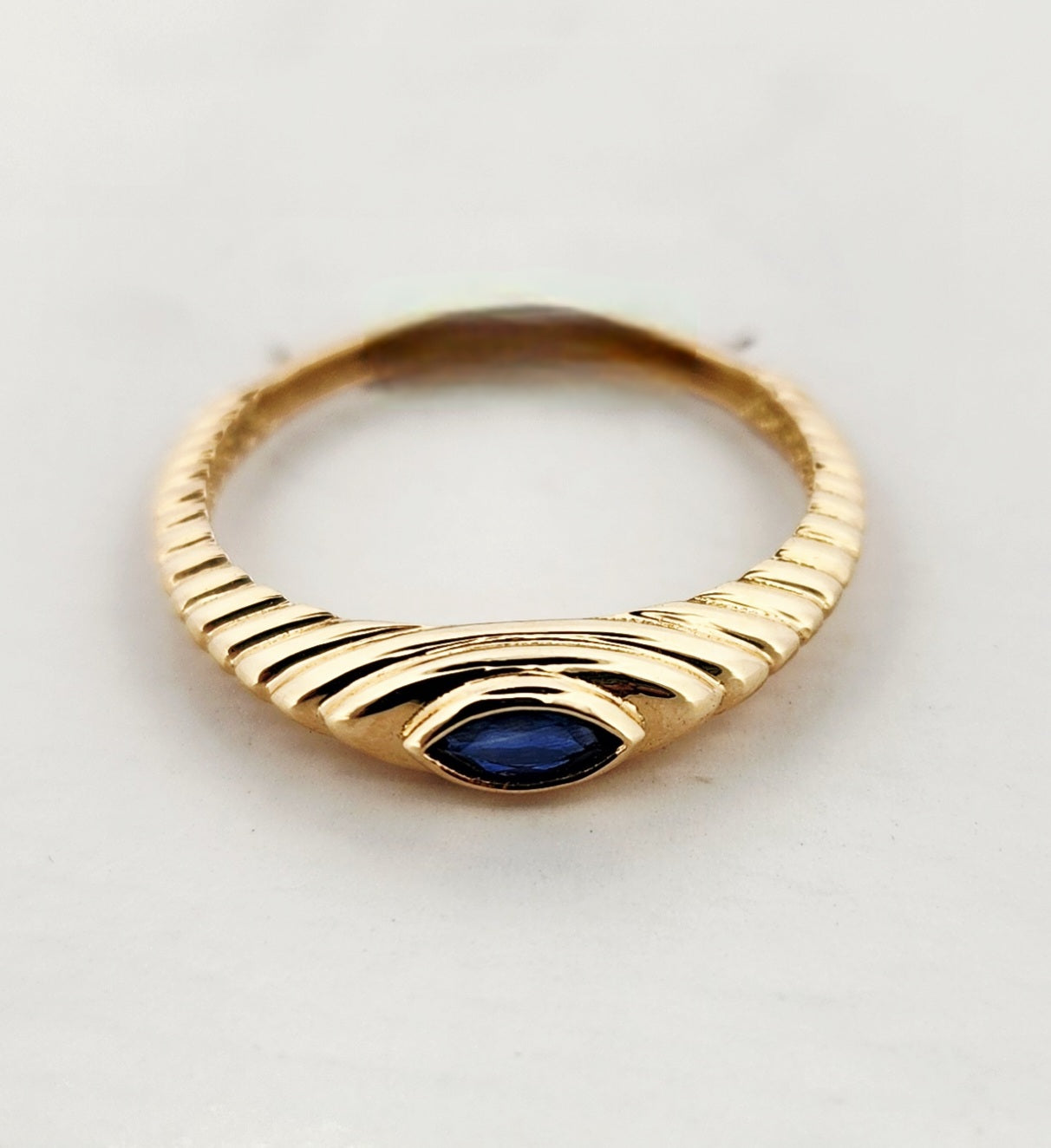 WOMAN'S 18K blue almond stone ring/sapphire stone