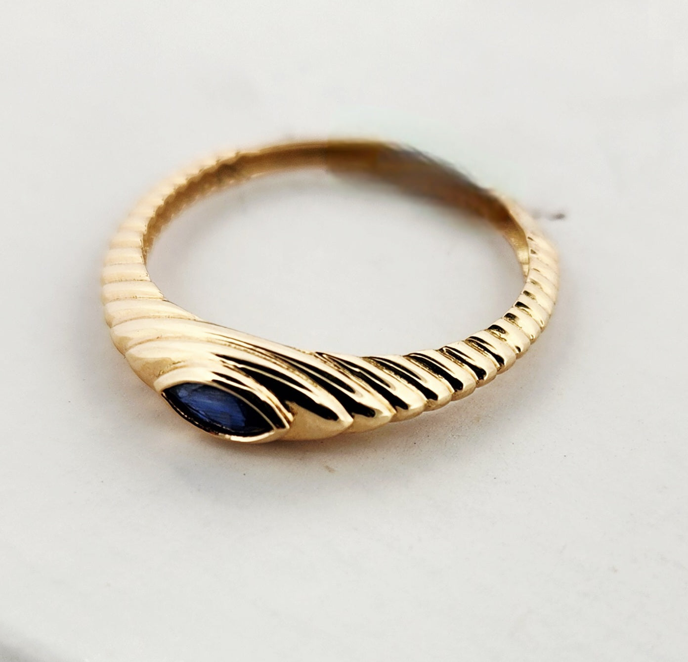 WOMAN'S 18K blue almond stone ring/sapphire stone