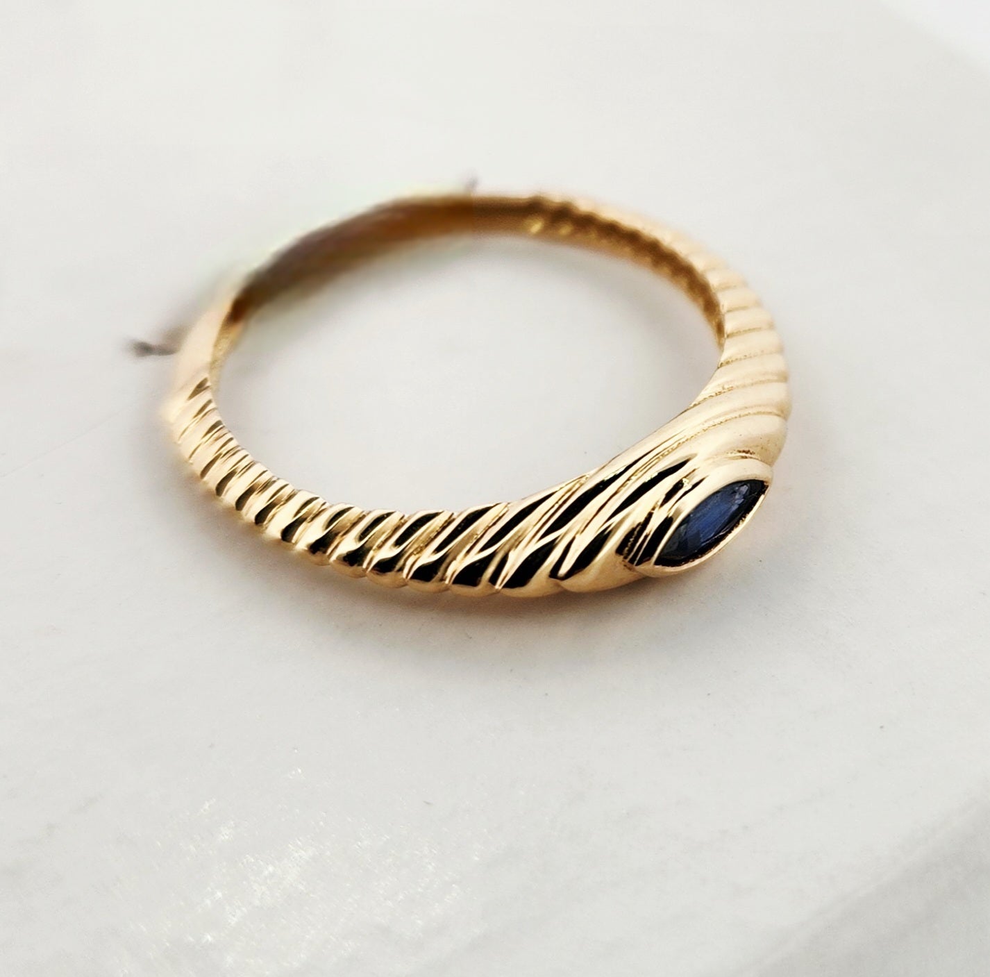 WOMAN'S 18K blue almond stone ring/sapphire stone
