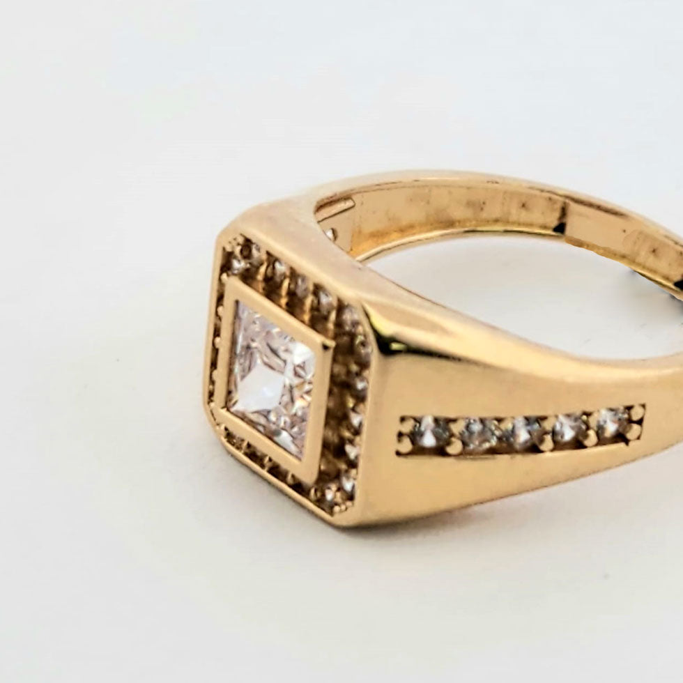 14K CLASSIC WOMEN RING. W/ZIRCONIUMS.