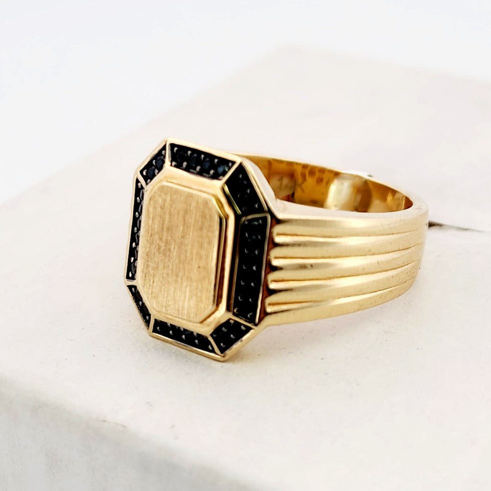 MEN'S 14K OCTAGON RING. WITH/ ONIX AROUN