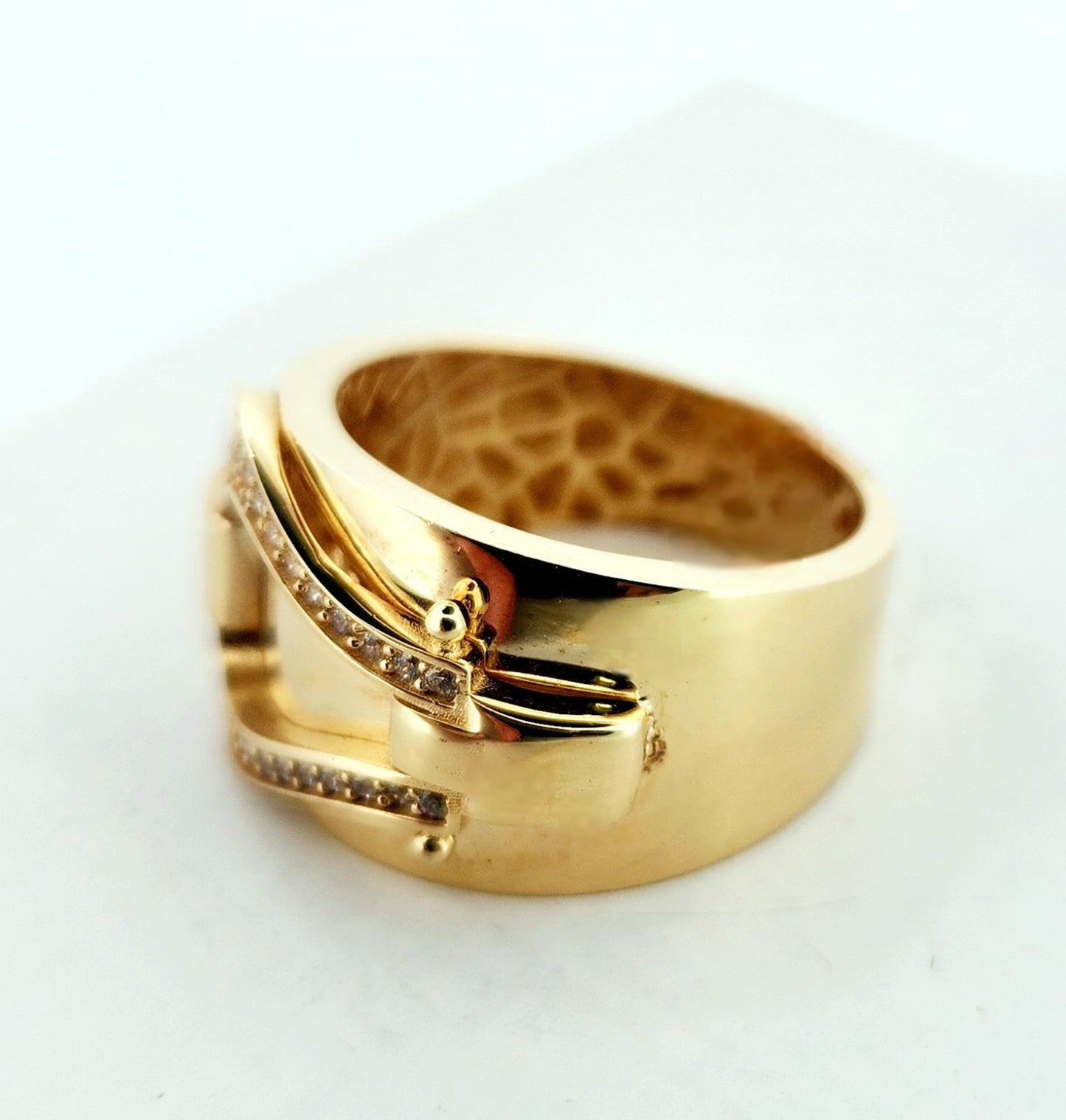 WOMAN'S 18k belt style ring/zircon stones