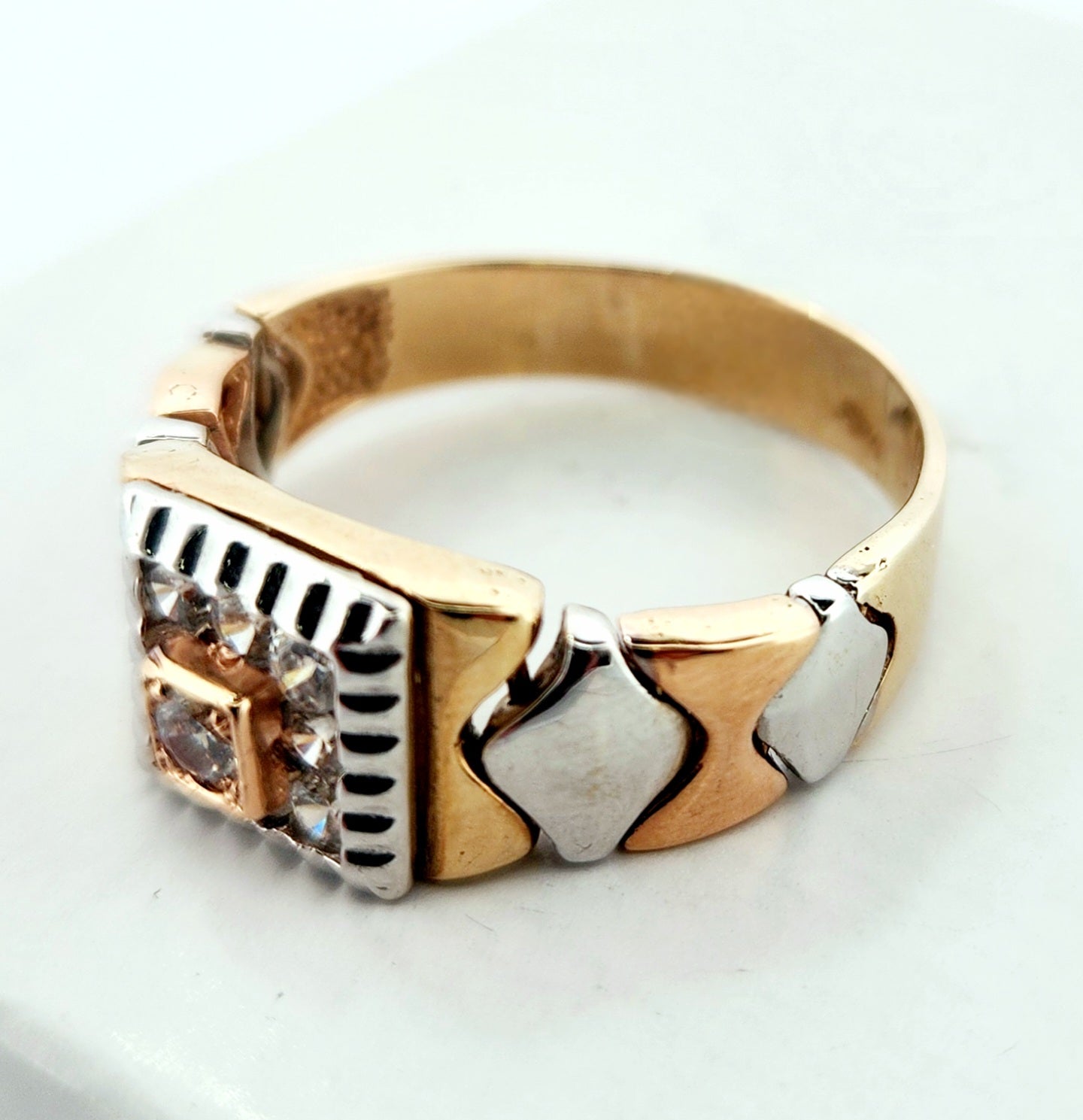 WOMAN'S 18k Square design stones articulated ring