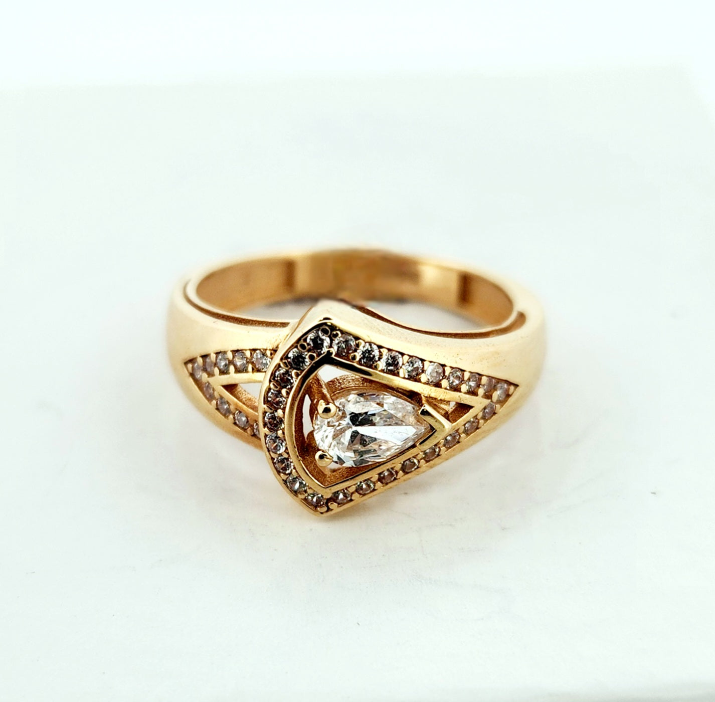 WOMAN'S 18k fashion classic desing ring/zircon stones
