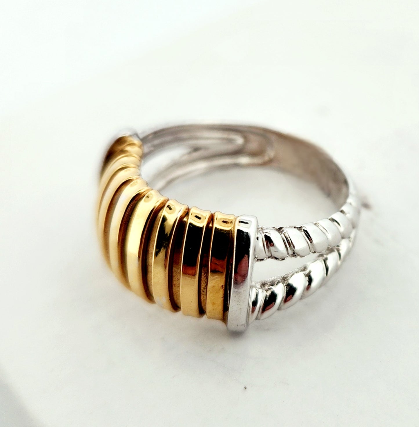 WOMAN'S 18k white and yellow gold lines ring