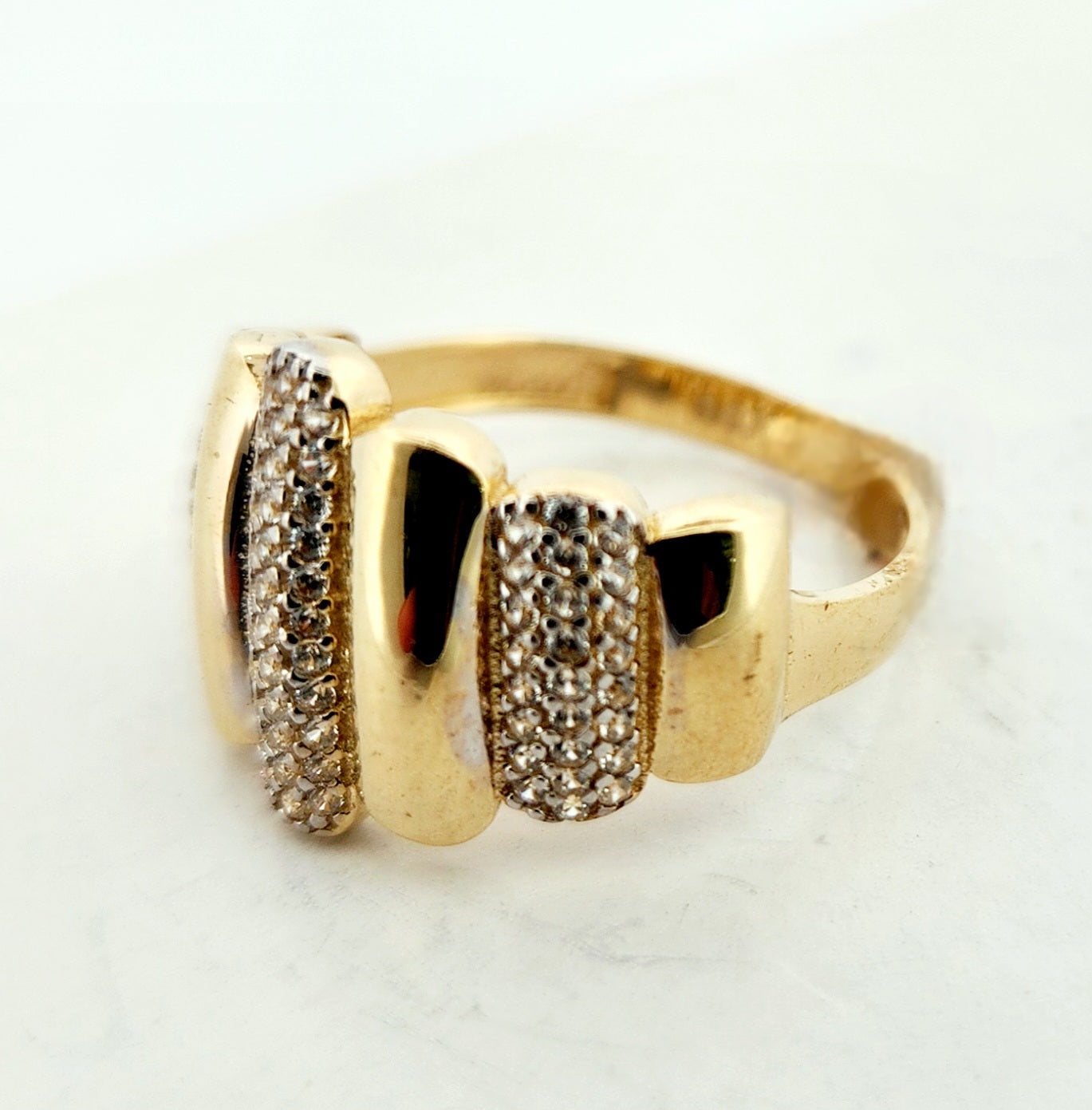 WOMAN'S 18k Intercalated bands with stones