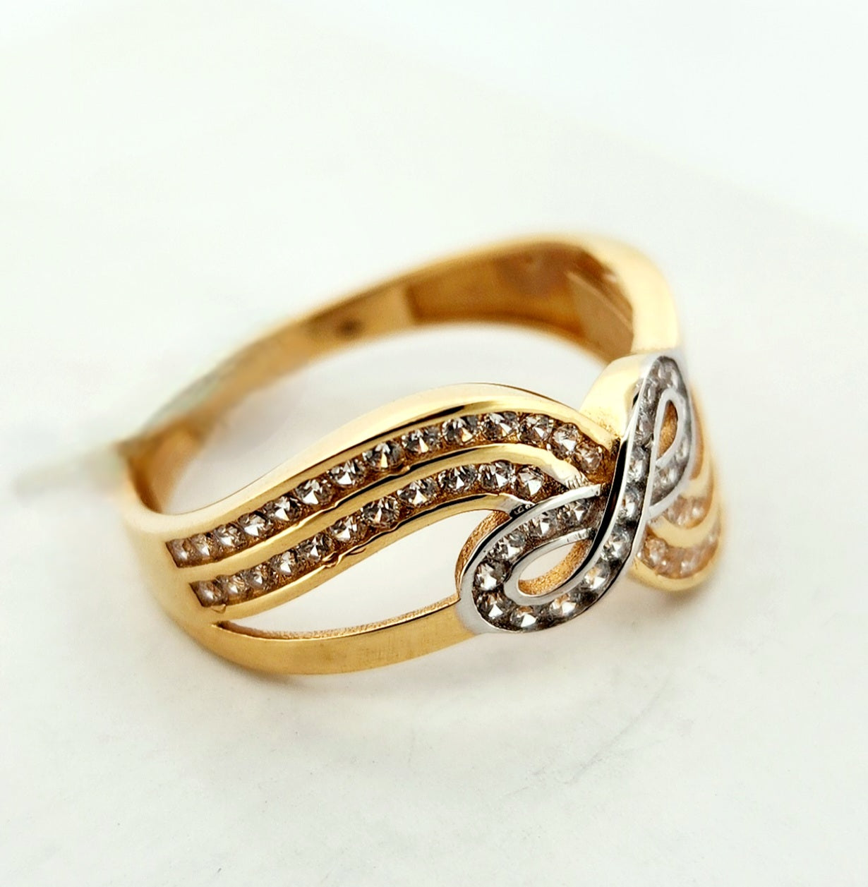 WOMAN'S 18k Infinity shape with waves/zircon stones