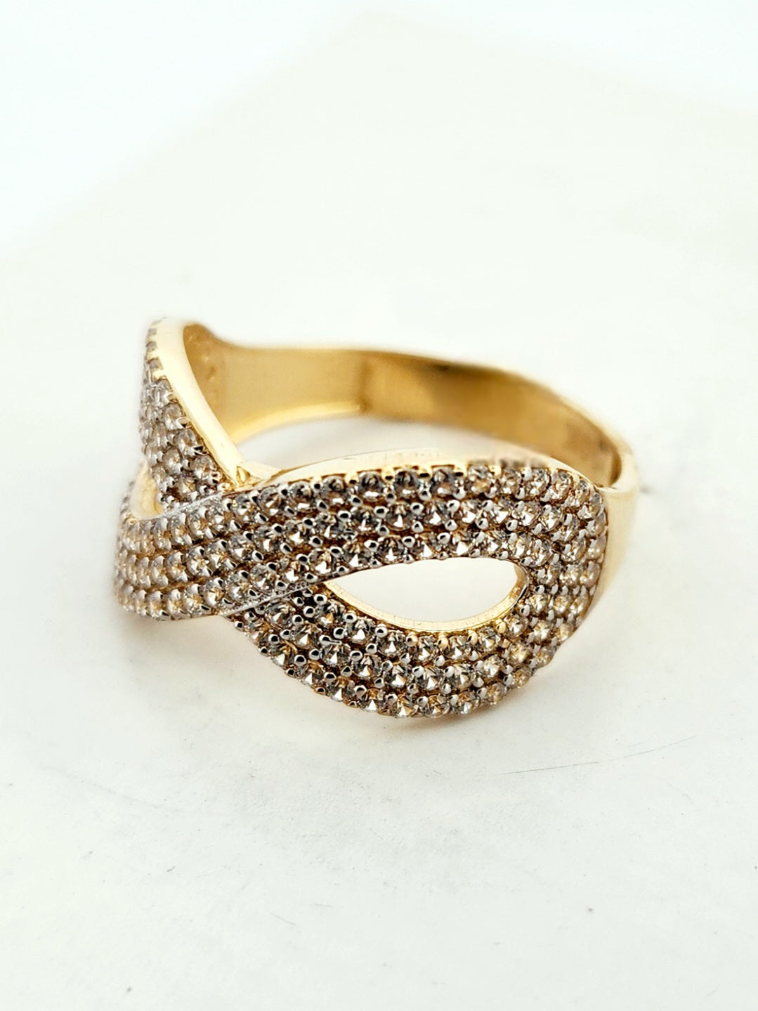 WOMAN'S 18k Infinity shape ring with stones