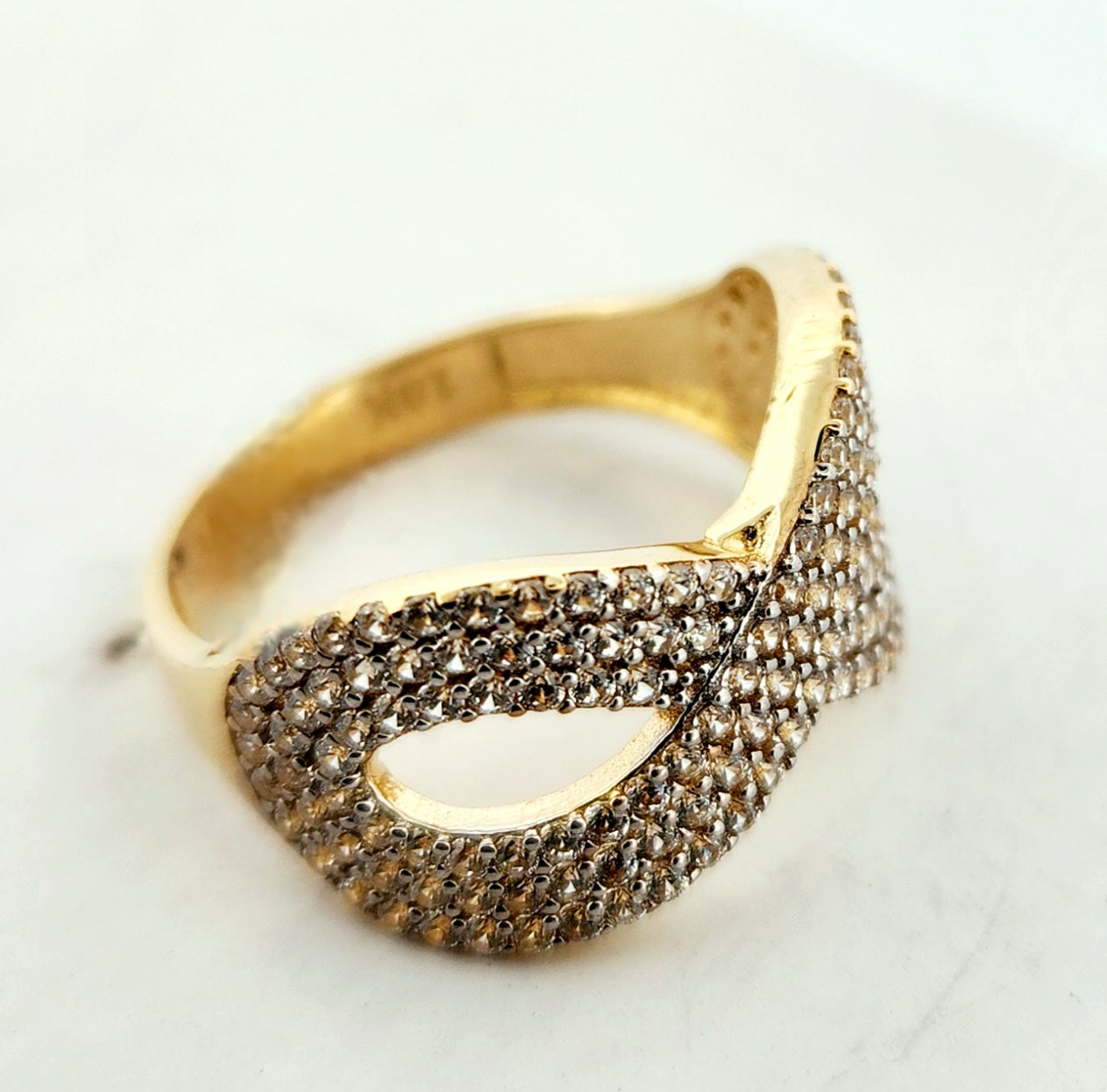 WOMAN'S 18k Infinity shape ring with stones
