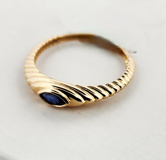 WOMAN'S 18K blue almond stone ring/sapphire stone