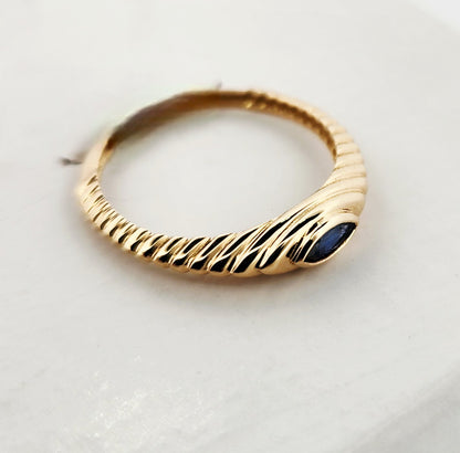WOMAN'S 18K blue almond stone ring/sapphire stone