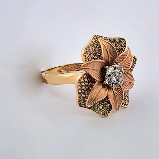 14K. WOMANS FLOWER RING. Yellow and rose gold.
